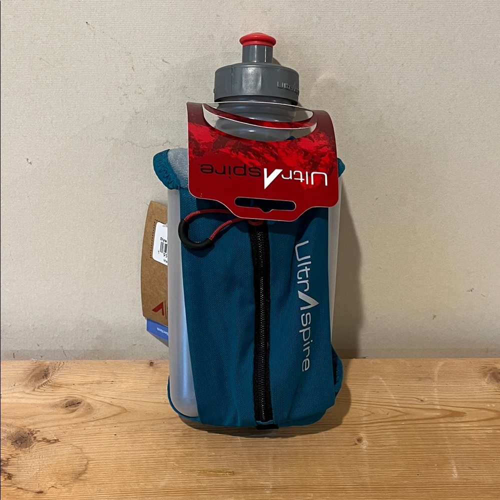 UltrAspire Blue Handheld Water Bottle with Pocket (NWT)